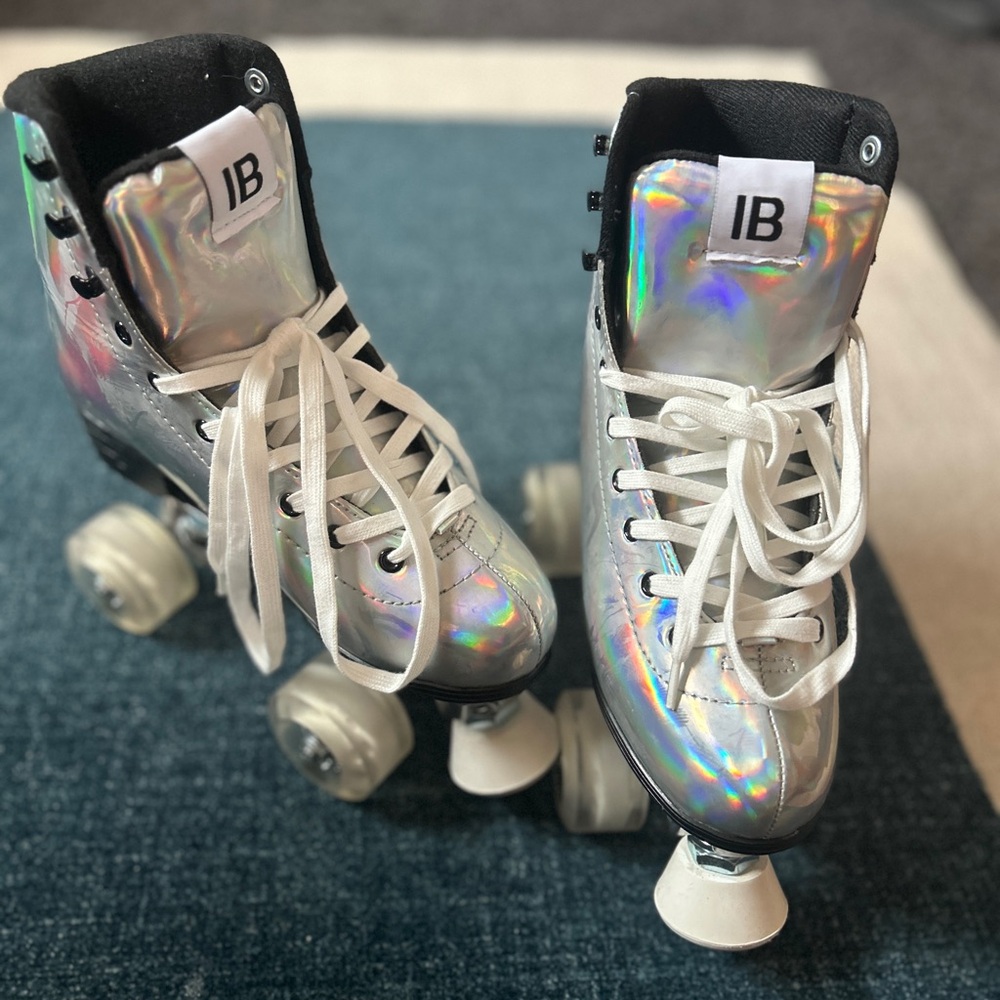 Intentionally Blank women’s Roller Skates - iridescent